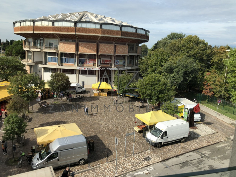 Proponiamo un elegante appartamento trilocale in vendita, situato nel centro di Castelfranco Vene...