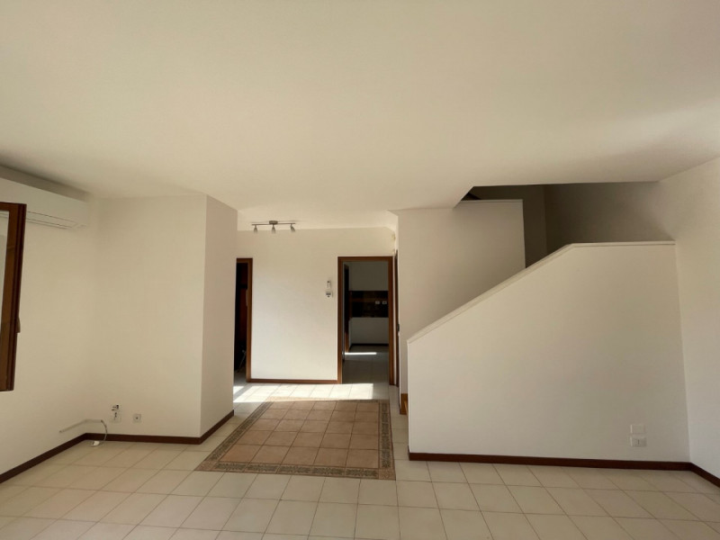 MONTEVIALE: VILLETTA D'ANGOLO NON ARREDATA CON TRE CAMERE, GIARDINO ESCLUSIVO E GARAGE DOPPIO, EU...