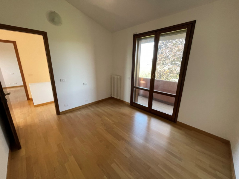 MONTEVIALE: VILLETTA D'ANGOLO NON ARREDATA CON TRE CAMERE, GIARDINO ESCLUSIVO E GARAGE DOPPIO, EU...