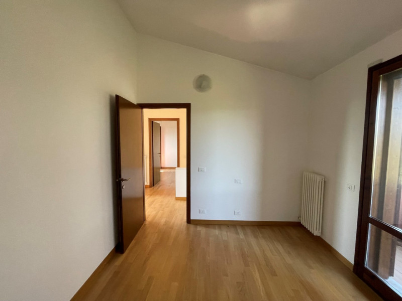 MONTEVIALE: VILLETTA D'ANGOLO NON ARREDATA CON TRE CAMERE, GIARDINO ESCLUSIVO E GARAGE DOPPIO, EU...