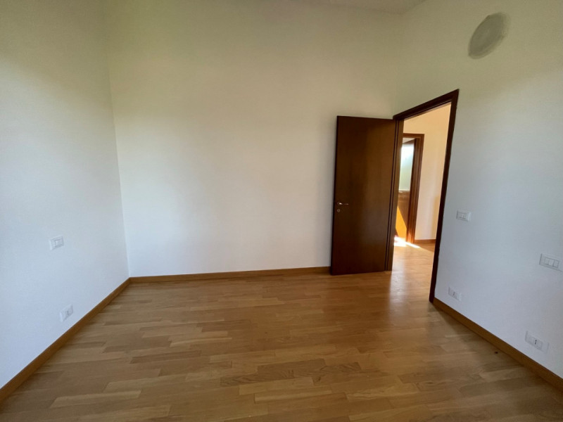 MONTEVIALE: VILLETTA D'ANGOLO NON ARREDATA CON TRE CAMERE, GIARDINO ESCLUSIVO E GARAGE DOPPIO, EU...