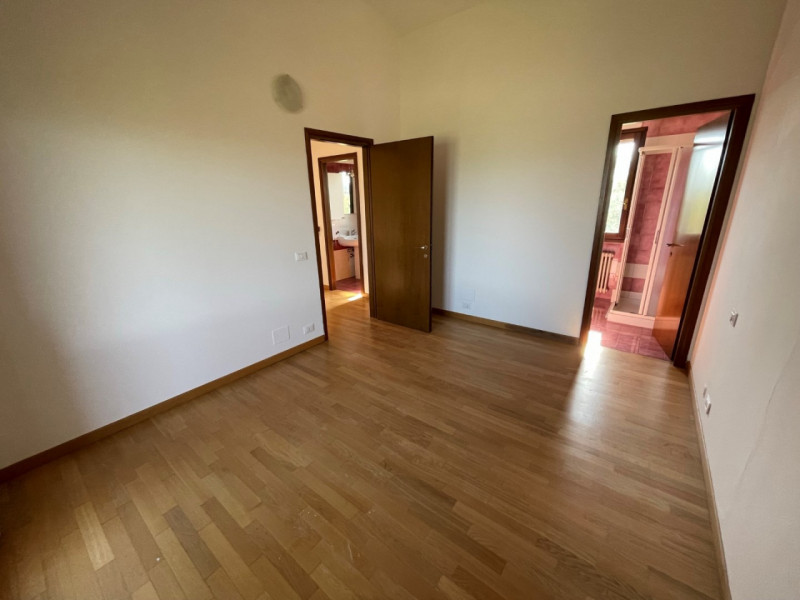 MONTEVIALE: VILLETTA D'ANGOLO NON ARREDATA CON TRE CAMERE, GIARDINO ESCLUSIVO E GARAGE DOPPIO, EU...