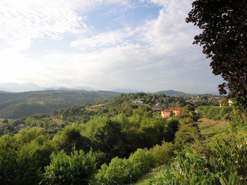 MONTEVIALE: VILLETTA D'ANGOLO NON ARREDATA CON TRE CAMERE, GIARDINO ESCLUSIVO E GARAGE DOPPIO, EU...