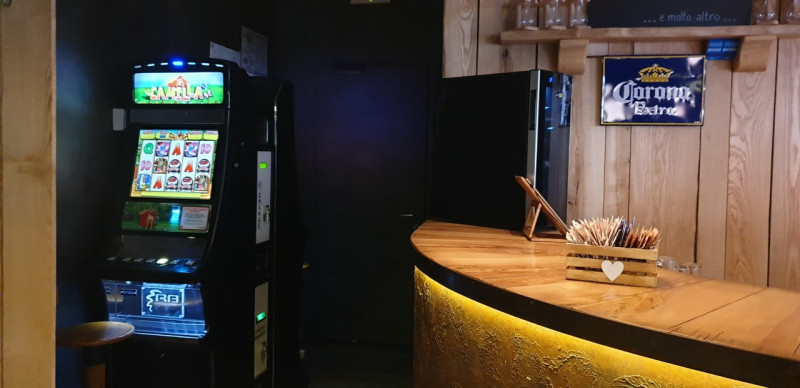 Vendesi Attività commerciale ben avviata, trattasi di bellissimo locale in centro a Granze. L'imm...