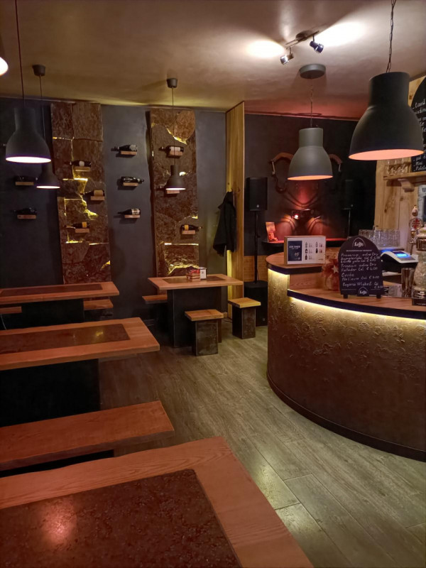 Vendesi Attività commerciale ben avviata, trattasi di bellissimo locale in centro a Granze. L'imm...