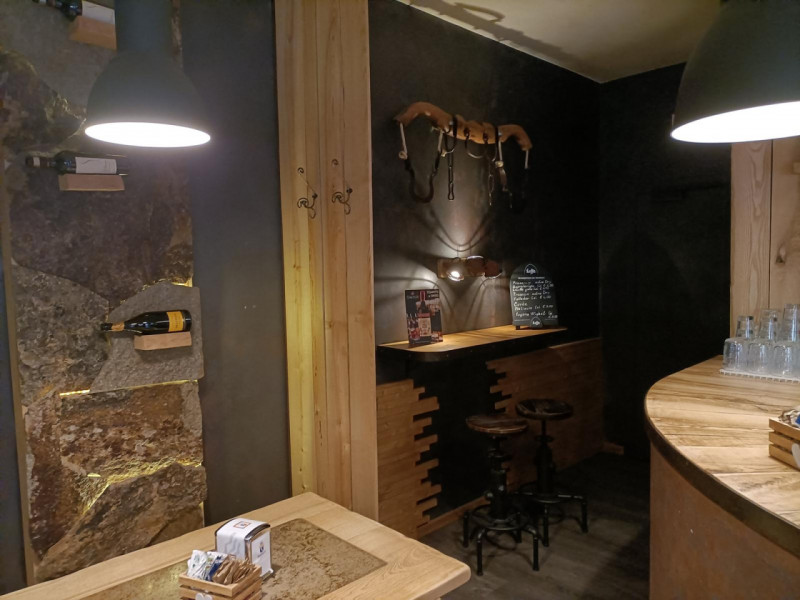 Vendesi Attività commerciale ben avviata, trattasi di bellissimo locale in centro a Granze. L'imm...