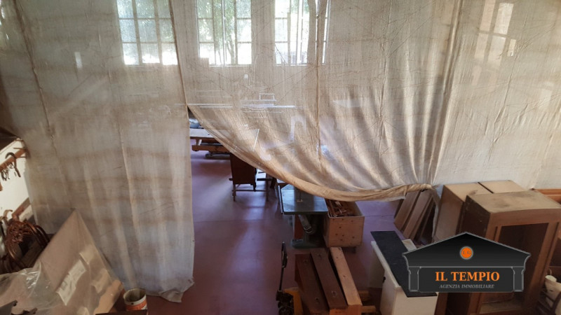 CAPANNONE CON ABITAZIONE – SOLUZIONE UNICA CON AMPI SPAZI ESTERNI

Stai cercando un capannone con...