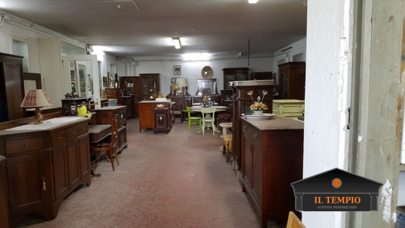 CAPANNONE CON ABITAZIONE – SOLUZIONE UNICA CON AMPI SPAZI ESTERNI

Stai cercando un capannone con...