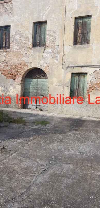 Località Schiavonia nelle vicinanze del nuovo polo ospedaliero rustico di ampie dimensioni compos...