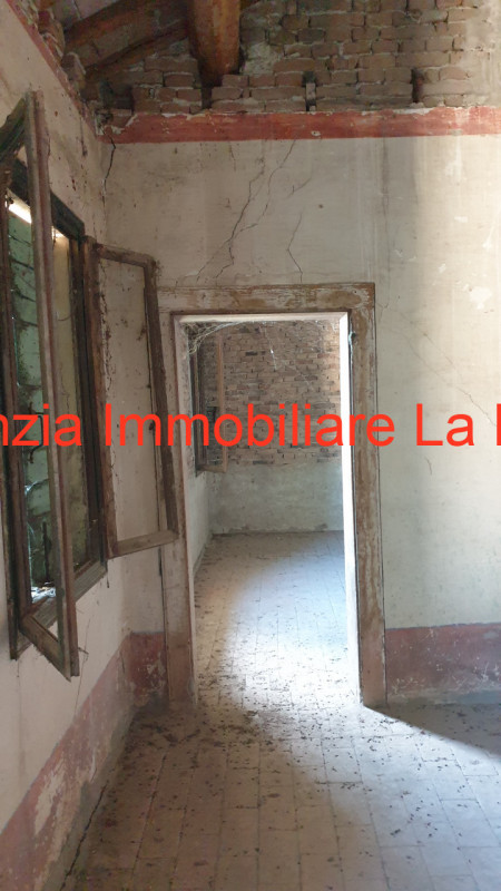 Località Schiavonia nelle vicinanze del nuovo polo ospedaliero rustico di ampie dimensioni compos...