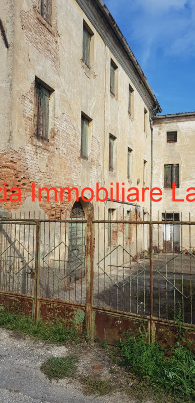 Località Schiavonia nelle vicinanze del nuovo polo ospedaliero rustico di ampie dimensioni compos...