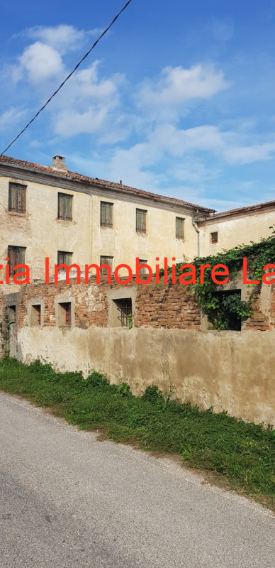 Località Schiavonia nelle vicinanze del nuovo polo ospedaliero rustico di ampie dimensioni compos...