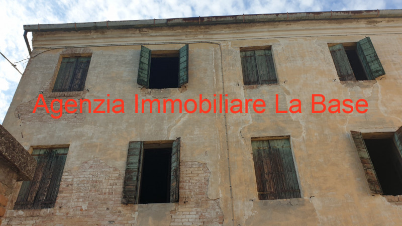 Località Schiavonia nelle vicinanze del nuovo polo ospedaliero rustico di ampie dimensioni compos...