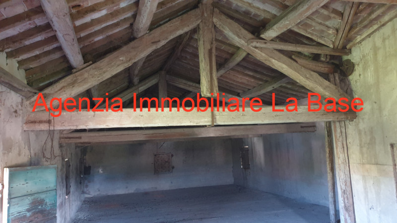 Località Schiavonia nelle vicinanze del nuovo polo ospedaliero rustico di ampie dimensioni compos...