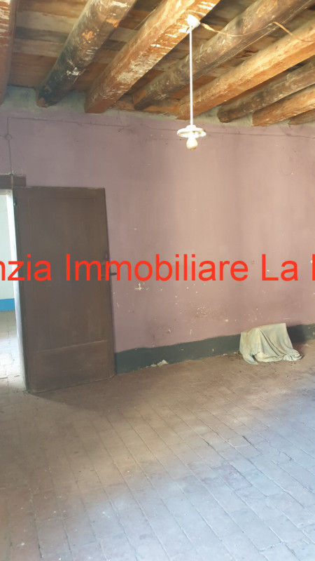 Località Schiavonia nelle vicinanze del nuovo polo ospedaliero rustico di ampie dimensioni compos...