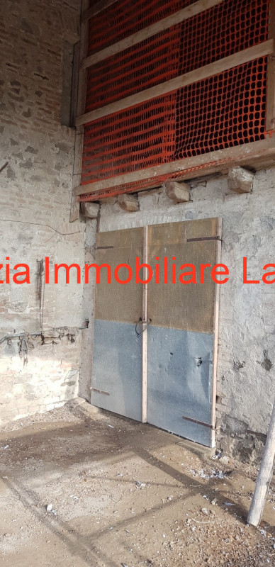 Casa Colonica disposta in due piani dalle ampie dimensioni composta da abitazione al piano terra ...