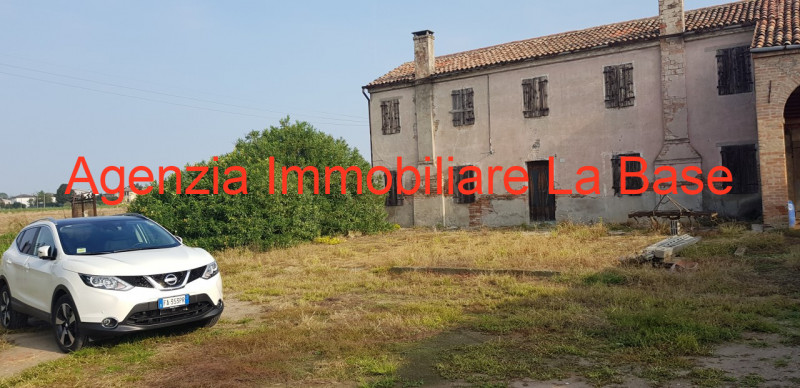 Casa Colonica disposta in due piani dalle ampie dimensioni composta da abitazione al piano terra ...