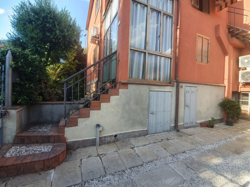 Vicino F.S. costruzione di due unita' abitative di cui l'ultima ancora in vendita, completamente ...