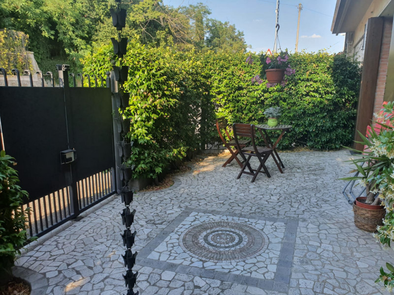 Vicino F.S. costruzione di due unita' abitative di cui l'ultima ancora in vendita, completamente ...