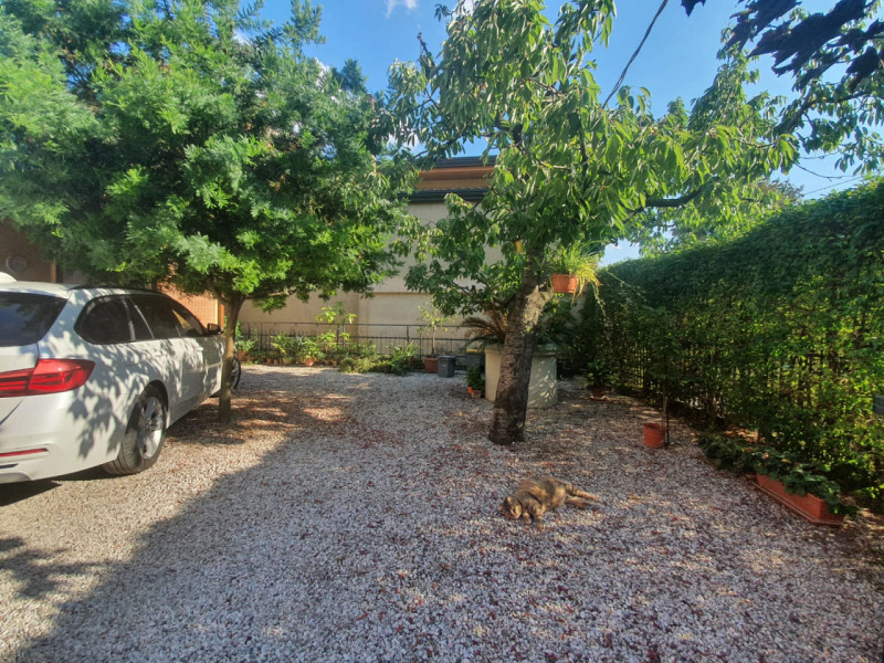 Vicino F.S. costruzione di due unita' abitative di cui l'ultima ancora in vendita, completamente ...