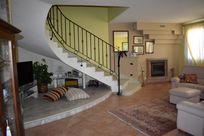 MASERÀ DI PADOVA (vicinanze): Proponiamo in vendita in esclusiva una splendida villa accostata ma...