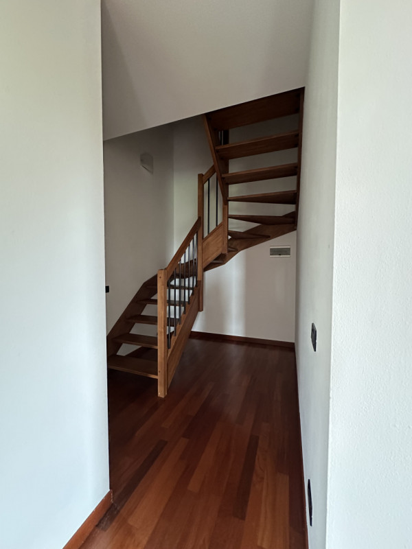 Nel cuore di Grumolo delle Abbadesse, proponiamo in affitto un elegante appartamento duplex di be...