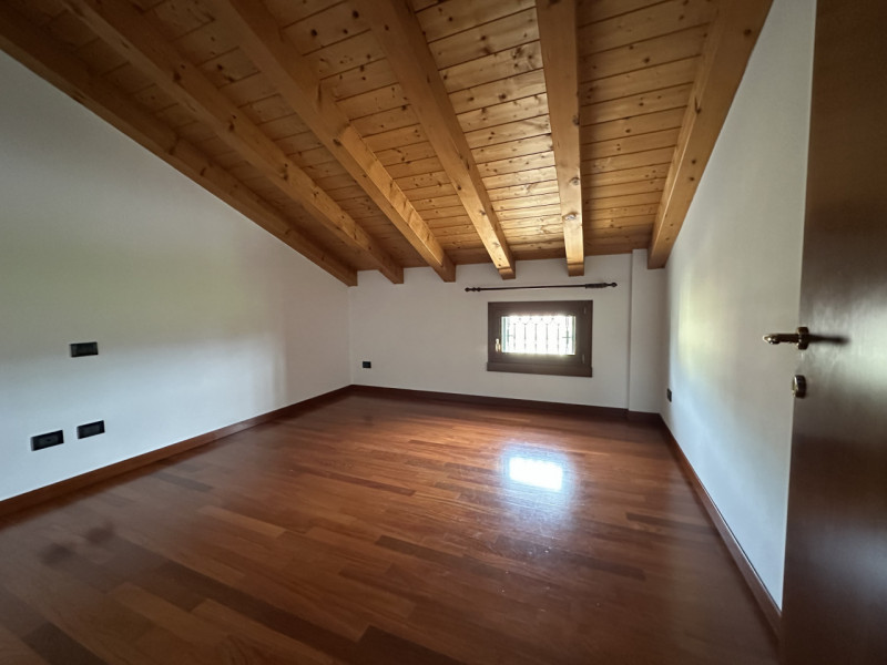 Nel cuore di Grumolo delle Abbadesse, proponiamo in affitto un elegante appartamento duplex di be...