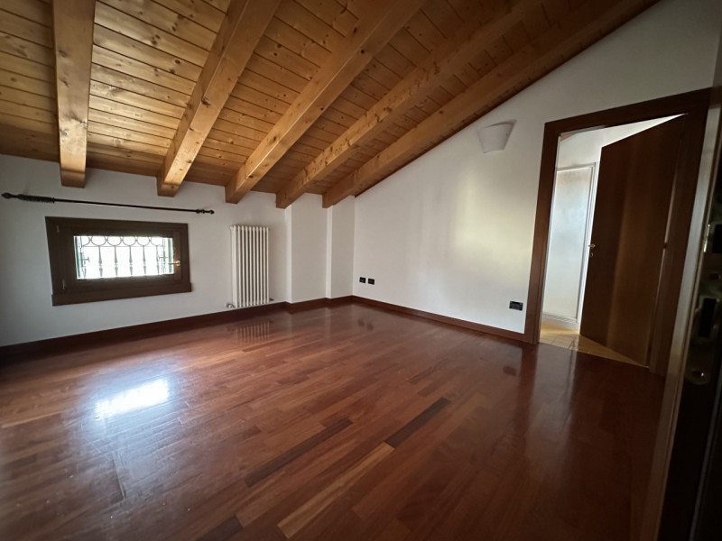 Nel cuore di Grumolo delle Abbadesse, proponiamo in affitto un elegante appartamento duplex di be...