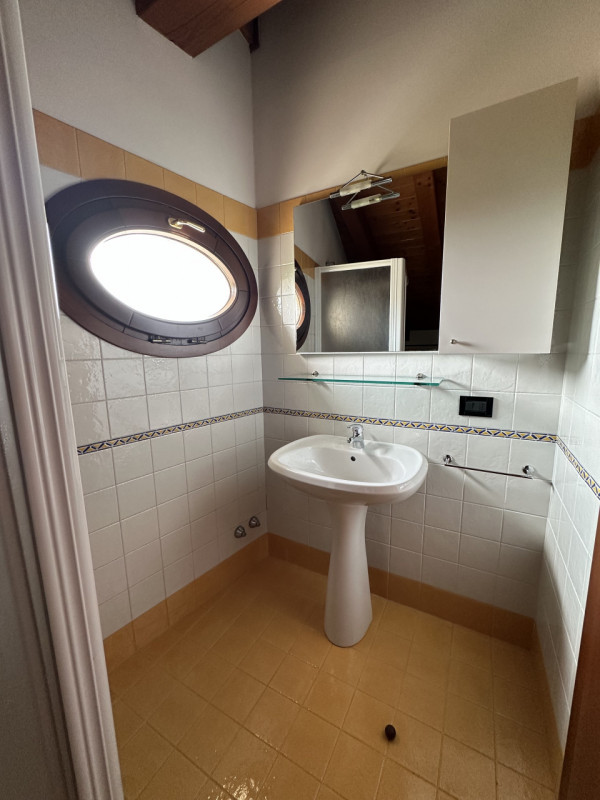 Nel cuore di Grumolo delle Abbadesse, proponiamo in affitto un elegante appartamento duplex di be...