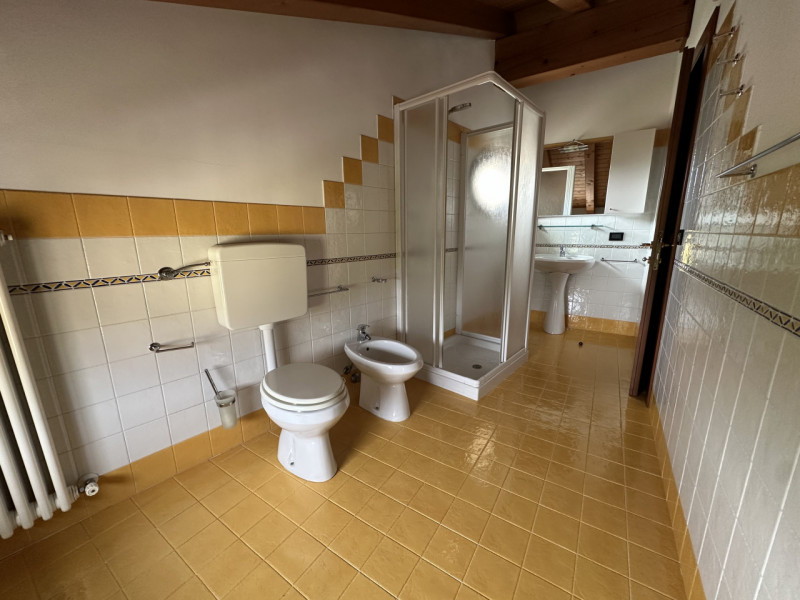 Nel cuore di Grumolo delle Abbadesse, proponiamo in affitto un elegante appartamento duplex di be...