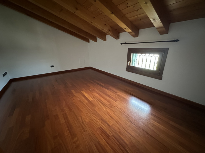 Nel cuore di Grumolo delle Abbadesse, proponiamo in affitto un elegante appartamento duplex di be...