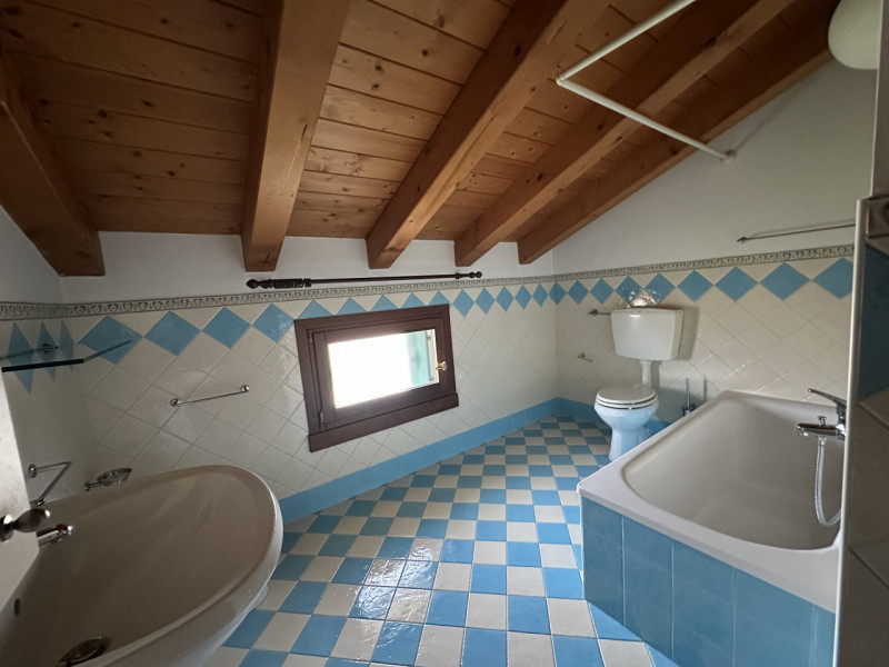 Nel cuore di Grumolo delle Abbadesse, proponiamo in affitto un elegante appartamento duplex di be...