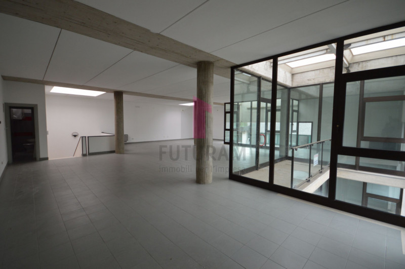 BRENDOLA - RIF.36FUTURAM - Per info 0444/310220 - 392/9183796 - Su strada di forte passaggio si a...