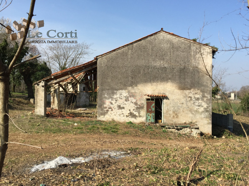 Bellissimo rustico casale di 700 mq da ristrutturare in una posizione panoramica e isolata nella ...