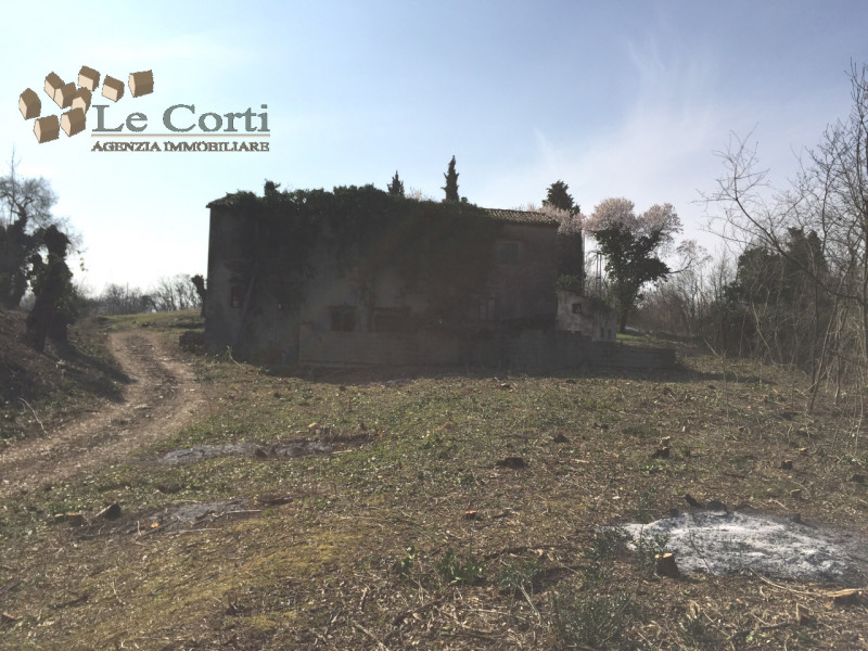 Bellissimo rustico casale di 700 mq da ristrutturare in una posizione panoramica e isolata nella ...