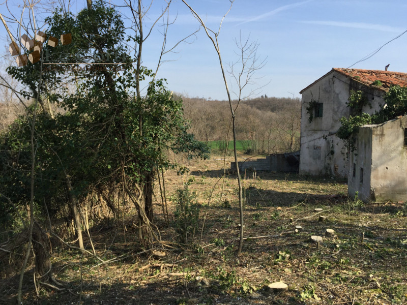 Bellissimo rustico casale di 700 mq da ristrutturare in una posizione panoramica e isolata nella ...