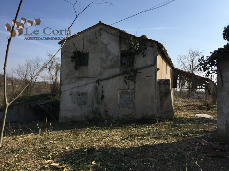 Bellissimo rustico casale di 700 mq da ristrutturare in una posizione panoramica e isolata nella ...