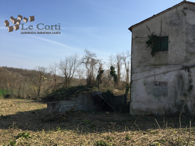 Bellissimo rustico casale di 700 mq da ristrutturare in una posizione panoramica e isolata nella ...