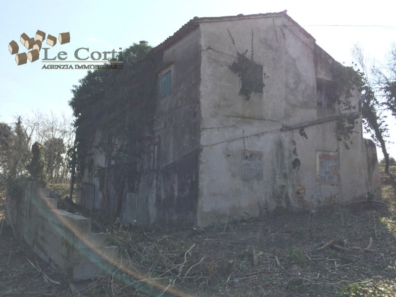 Bellissimo rustico casale di 700 mq da ristrutturare in una posizione panoramica e isolata nella ...