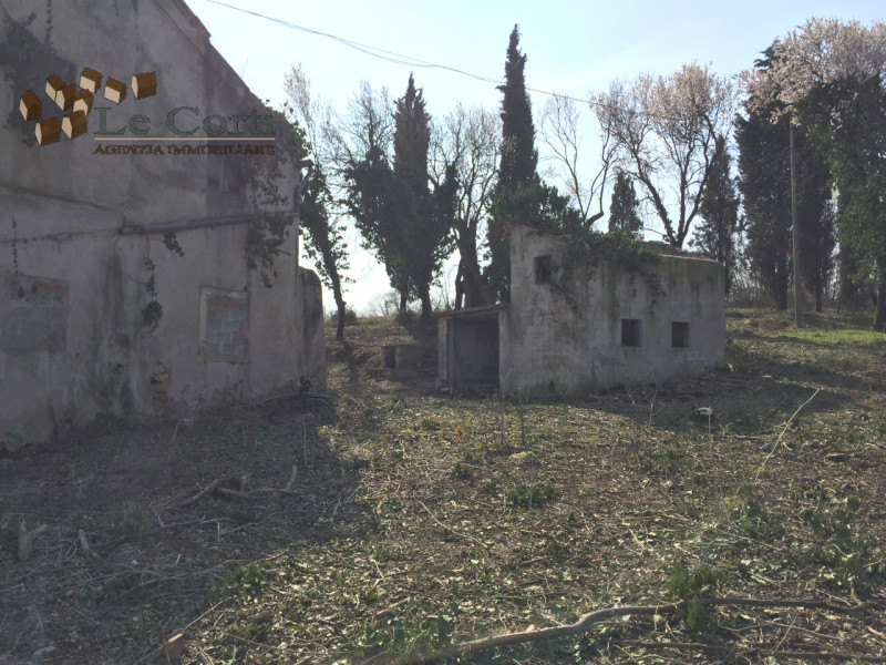 Bellissimo rustico casale di 700 mq da ristrutturare in una posizione panoramica e isolata nella ...