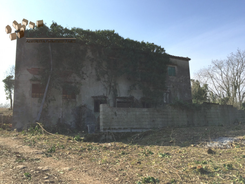 Bellissimo rustico casale di 700 mq da ristrutturare in una posizione panoramica e isolata nella ...