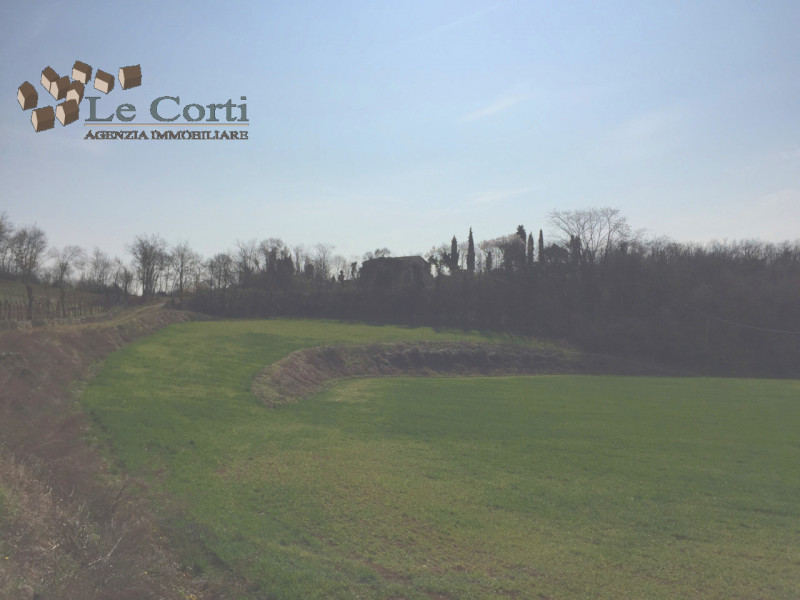 Bellissimo rustico casale di 700 mq da ristrutturare in una posizione panoramica e isolata nella ...