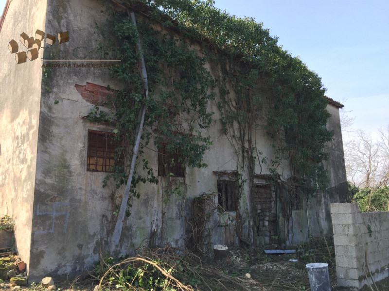Bellissimo rustico casale di 700 mq da ristrutturare in una posizione panoramica e isolata nella ...