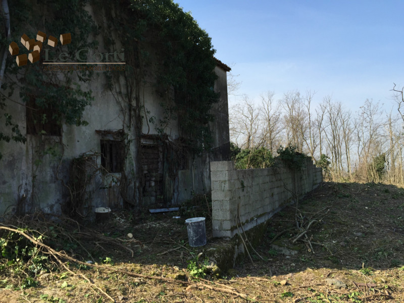 Bellissimo rustico casale di 700 mq da ristrutturare in una posizione panoramica e isolata nella ...