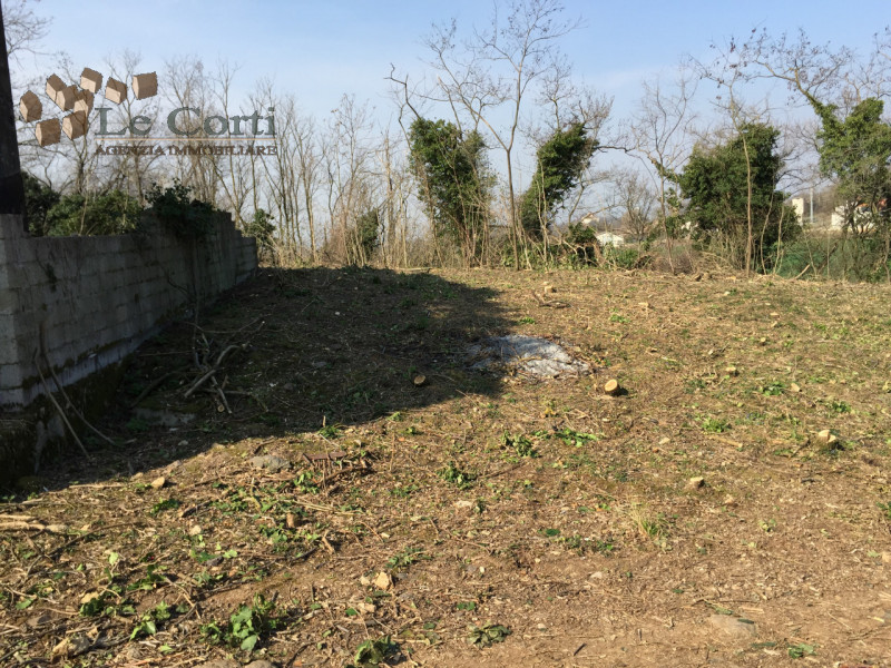 Bellissimo rustico casale di 700 mq da ristrutturare in una posizione panoramica e isolata nella ...