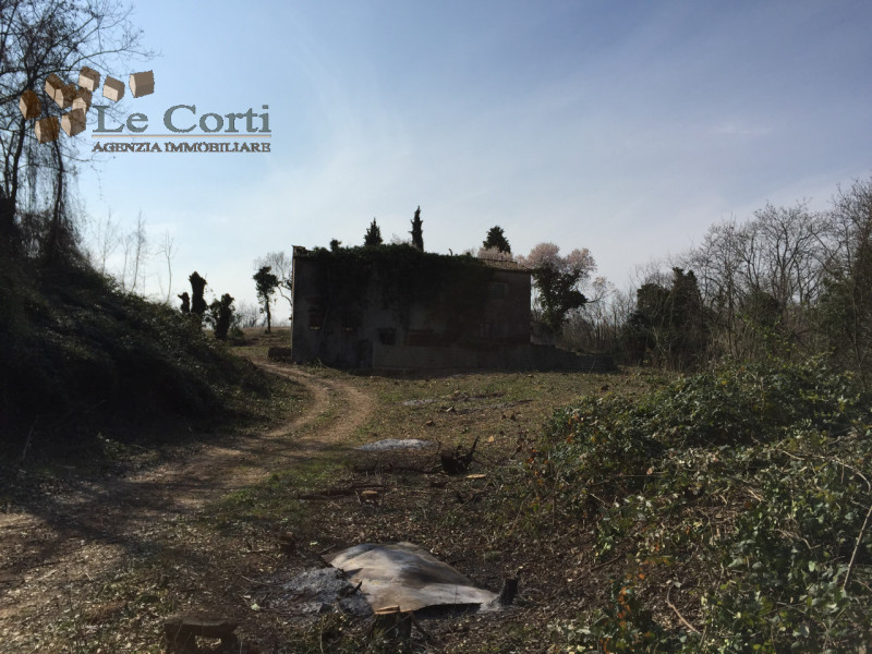 Bellissimo rustico casale di 700 mq da ristrutturare in una posizione panoramica e isolata nella ...