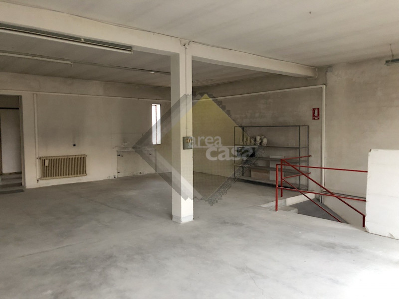 Marostica. Laboratorio artigianale per attività di servizio e commerciali. 
Ideale per le attivit...