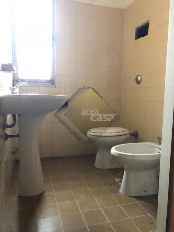 Marostica. Laboratorio artigianale per attività di servizio e commerciali. 
Ideale per le attivit...