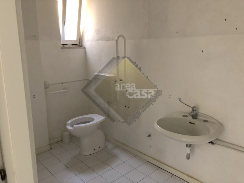 Nel pieno centro storico di Bassano del Grappa, Negozio/Ufficio disposto su due livelli: piano te...