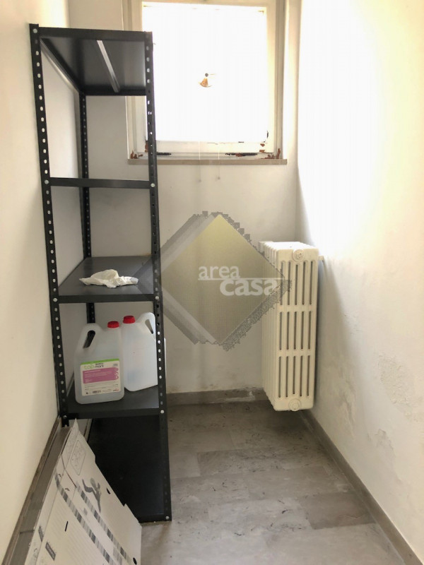 Nel pieno centro storico di Bassano del Grappa, Negozio/Ufficio disposto su due livelli: piano te...